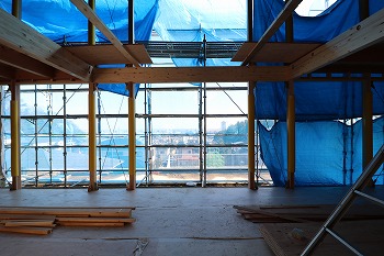 電気配線を行っています。