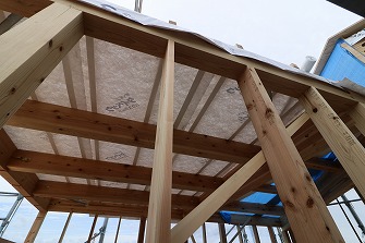 屋根下地工事を進めています。