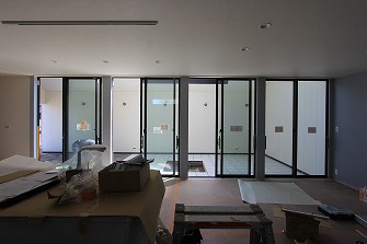 仕上工事を進めています。