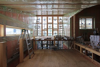 気密工事を進めています。