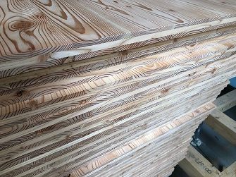 床を施工しています。