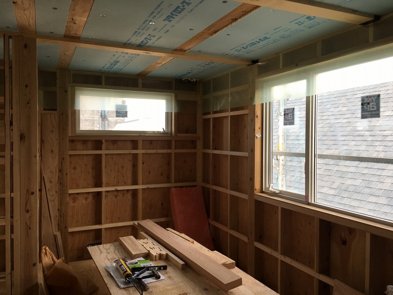 サッシが取り付きました。