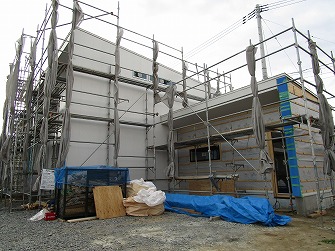 外壁工事が進んでいます。