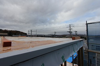 屋根工事を進めています。