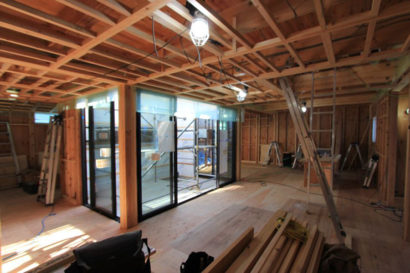 電気工事を進めています。