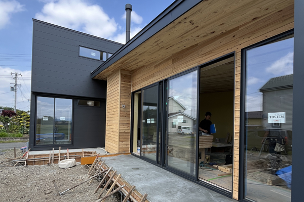 縁側土間を施工中です