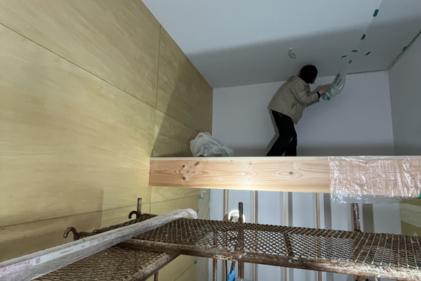 一緒に仕上げ工事をしました