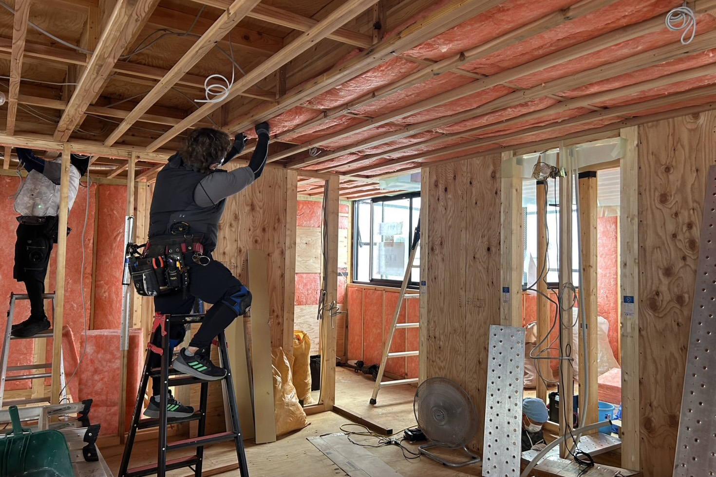 断熱工事が進んでいます。