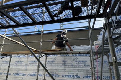 外壁工事が進んでいます。