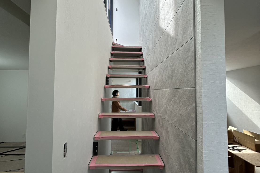 タイル工事が進んでいます。